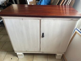 Stará zrenovovaná komoda masiv retro vintage