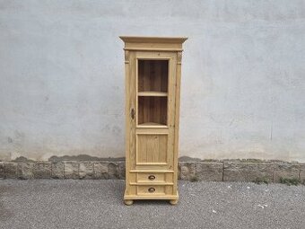 KRÁSNÁ SMRKOVÁ ROHOVÁ VITRÍNA PO RENOVACI - 1