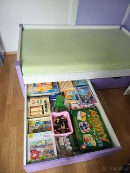 Dřevěná dětská postel s velkým úložným prostorem