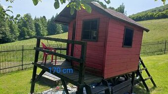 Vyvýšený dětský dřevěný domecek rezervace