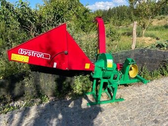 PRODÁM NOVÝ ČESKÝ ŠTĚPKOVAČ BYSTROŇ PIRANA ZA MALOTRAKTOR.