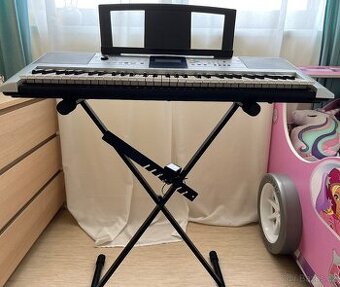 Yamaha PSR E323 se stojanem Warwick