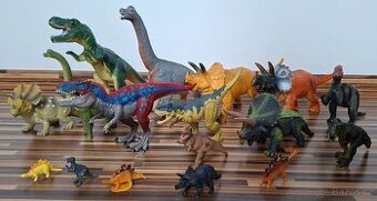 17 figurek dinosaurů