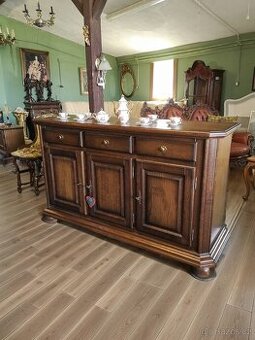 Dubová komoda s policemi a šuplíky.