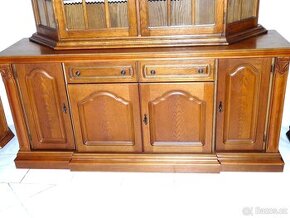 rustikální čtyřdveřová komoda se šuplíky