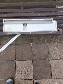 Elektrický zavírač dveří.