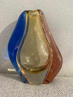 Váza z hutního skla