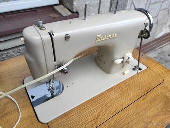 Minerva 126-3 skříňový šlapací šicí stroj