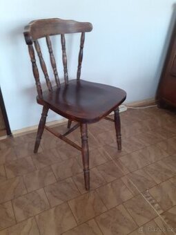 Kulatý stůl a 6 ks židlí