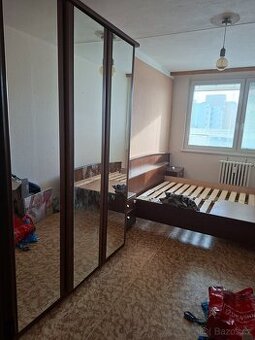 Cela loznice - satni skrin, komoda, postel a nocni stolky