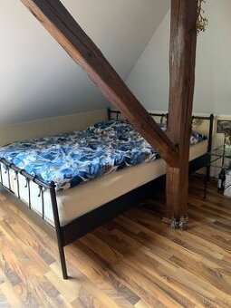 Postel , pevná kovová konstrukce