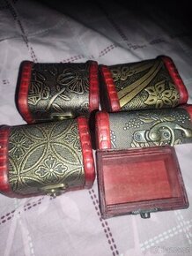 Malé dřevěné šperkovnice.