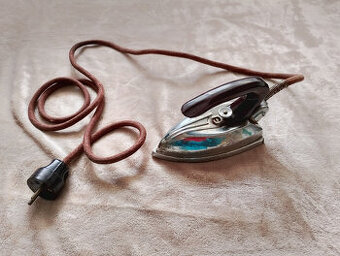 Starožitná žehlička Petita