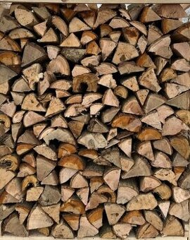 Tvrdé palivové dřevo.