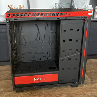 Prostorná PC skříň NZXT H440 (černo-červená)