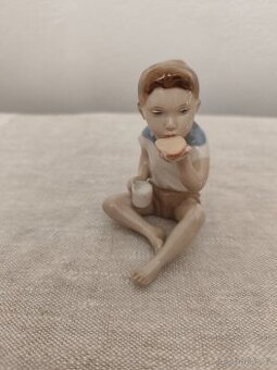 Royal dux chlapec s chlebom porcelánová soška