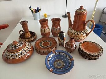 14 ks set bulharské ručně malované keramiky Troyan Ceramica