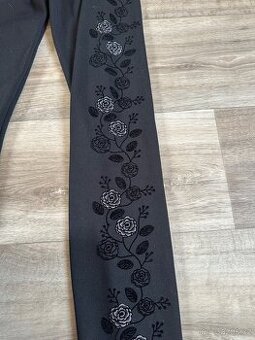 Černé legíny s růžovou výšivkou růží – Velmi pohodlné