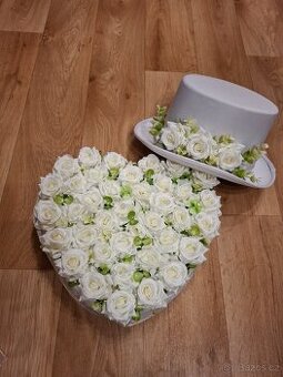 Svatební dekorace na auto - bile plne srdce