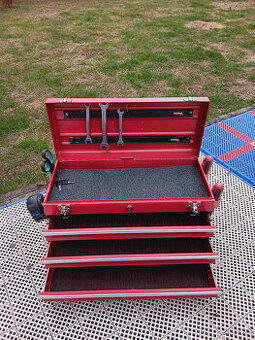kovový kufr na nářadí