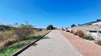 Stavební pozemek se sítěmi D18-Hrušovany u Brna- 752m2
