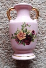 Vázička z růžového porcelánu - květinová dekorace