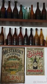 Staré pivní lahve, sklenice, reklamní cedule