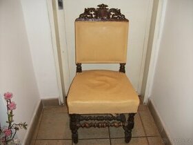 Stará výřezávaná židle.
