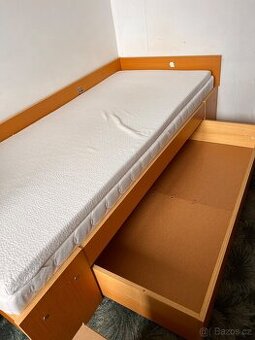 Dřevěná postel s úložným prostorem
