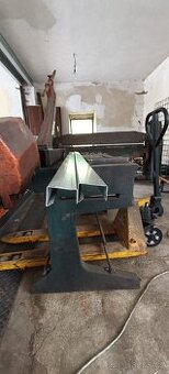 Ruční tabulové nůžky a hydraulická ohýbačka plechu