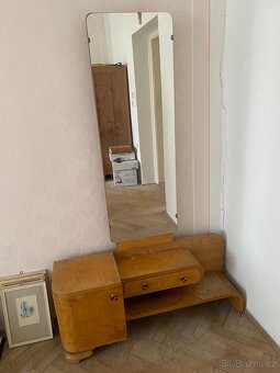 Kosmetický stolek / skříňka se zrcadlem