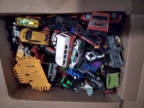 autíčka, garáž a hotwheels dráhy
