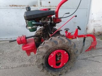 Vari malotraktor,motor Jikov,držáky,závaží.BEZ PLUHU A TĚLES