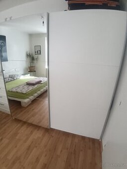 šatní skříň s velkým úložným prostorem