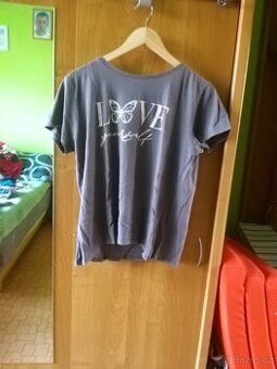 Šedé tričko s obilím nápisem.