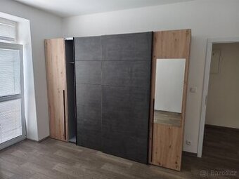 skrin s posuvnymi dvermi