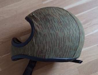 Stará helma na motorku