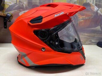 Helma na motorku AIROH Commander