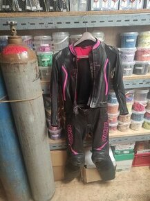 Dámská kožená kombinéza Tschul 36 a motocyklové jeansy