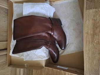 Levné.  Dámské nové kozačky  Baťa  42