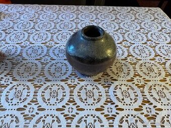 Designová keramická váza tvaru "koule"