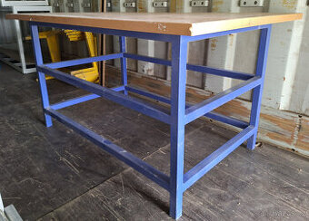 Dílenský pracovní stůl