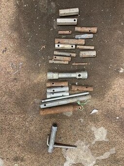 Sada klíčů a nástavcú na vrtačku