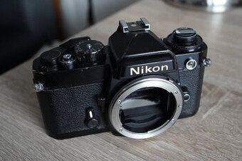 Kinofilmový fotoaparát Nikon FE Black