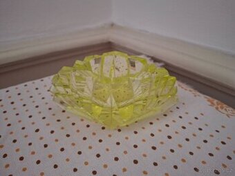 Popelník citrínové sklo.