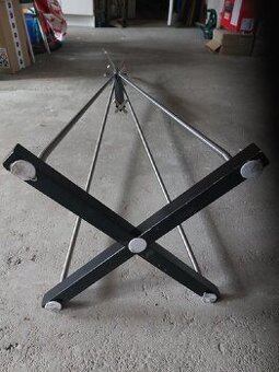 kovový věšák výška 200cm