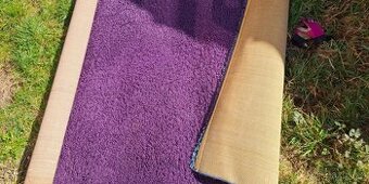 Koberec fialový kusový - velmi levně, dobrý stav