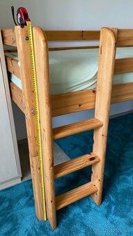 Detská zvýšená postel s řebříkem a zábranami