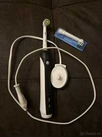 Elektrický zubní kartáček Oral-B s nabíječkou a nástavcem