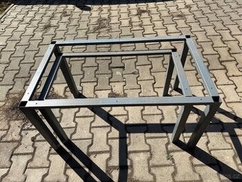 Dva stoly do sebe, materiál jekl, lak komaxid.